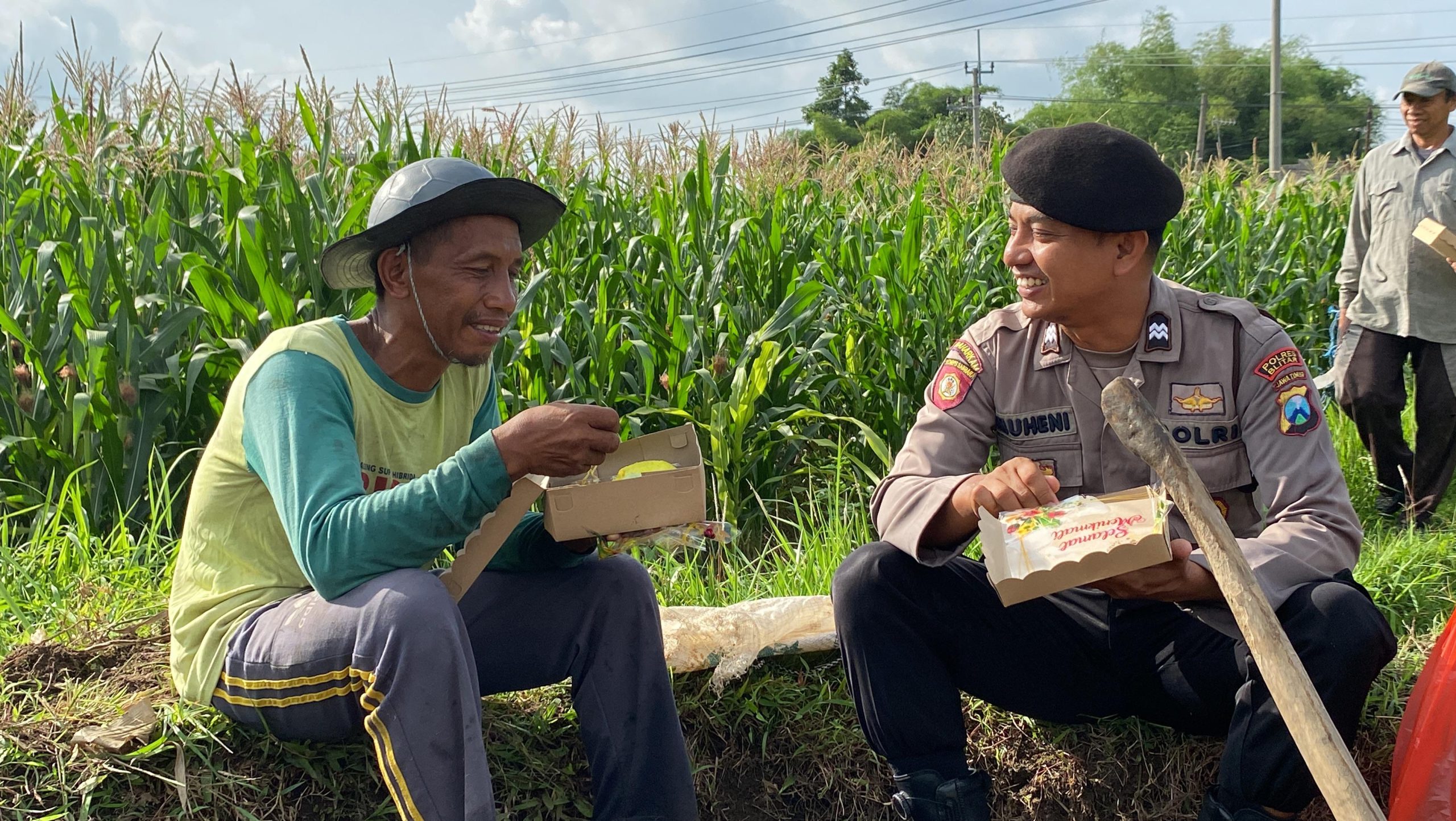 Jumat Curhat Polres Blitar Patroli Sambang Warga Sambil Berbagi Nasi Kotak