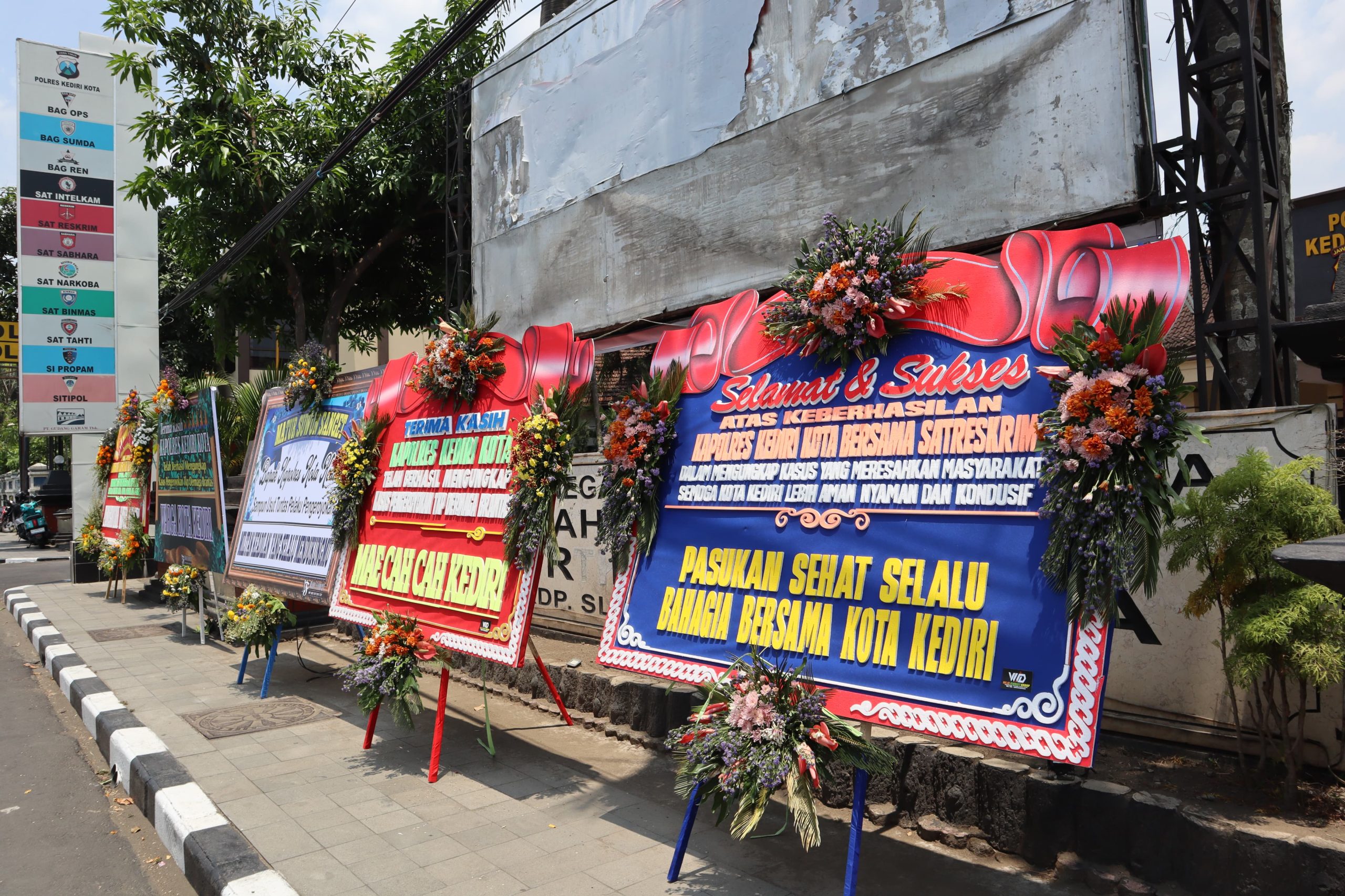 Polres Kediri Kota Dibanjiri Karangan Bunga Apresiasi dari Elemen Masyarakat Atas Keberhasilan Ungkap Kasus