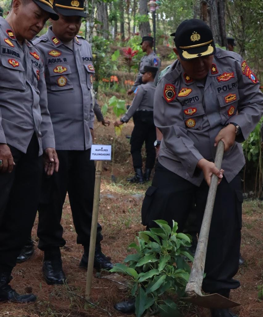 Lestarikan Hutan Polres Tulungagung Tanam Pohon di D Capin