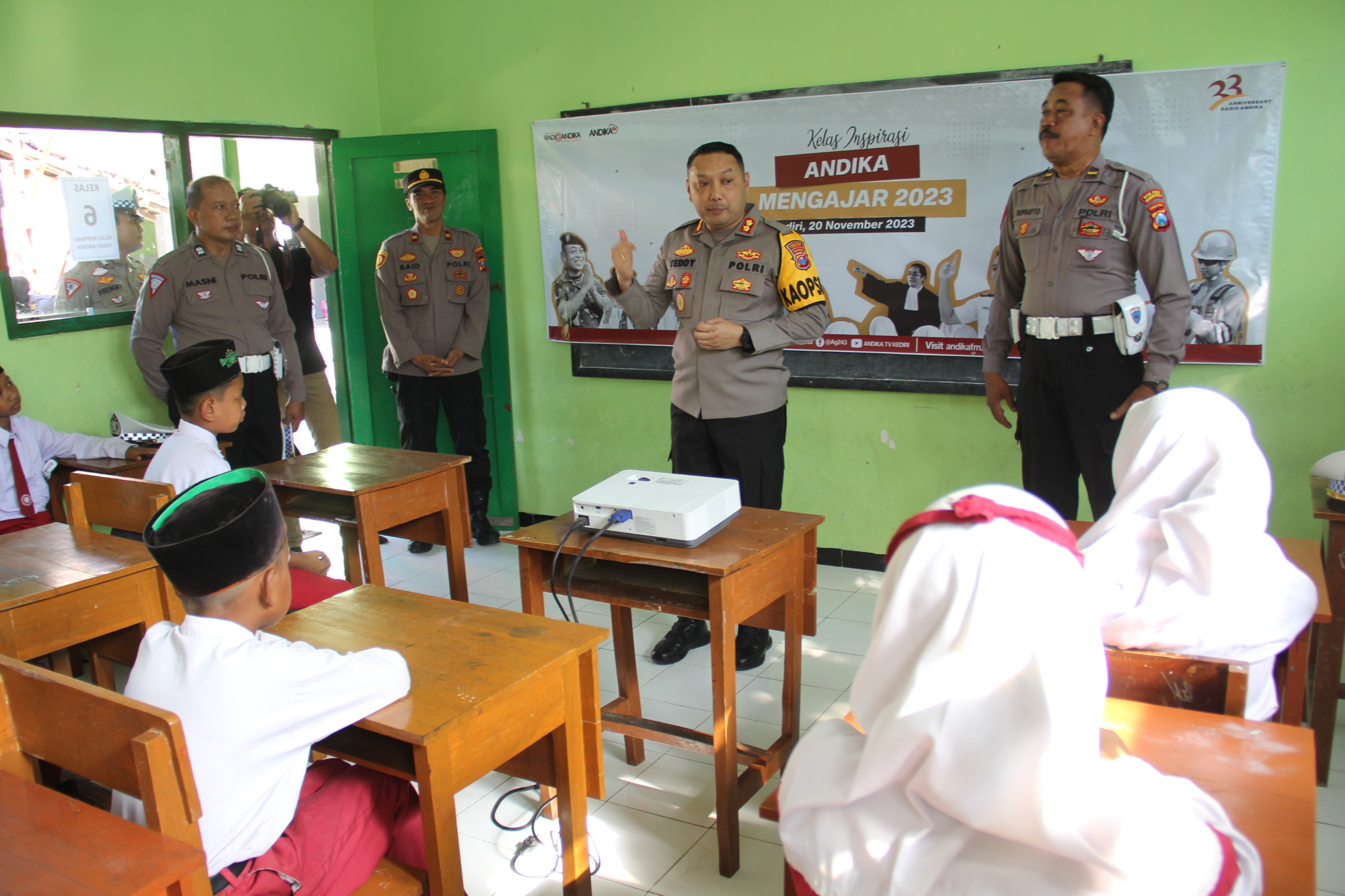 Mendadak Jadi Guru Pada Kelas Inspirasi, Kapolres Kediri Kota Beri Motivasi Para Pelajar