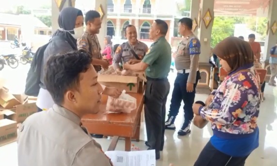 Sinergitas Polisi bersama TNI Bantu Penyaluran CPP untuk 1.211 Keluarga Rawan Stunting di Mojokerto