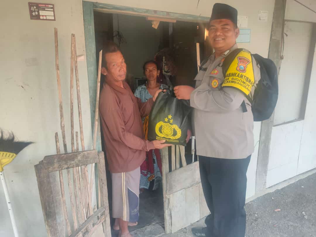 Bhabinkamtibmas Polsek Kembangbahu Berikan Bantuan Sosial Dan Dengarkan Keluh Kesah Warga Masyarakat