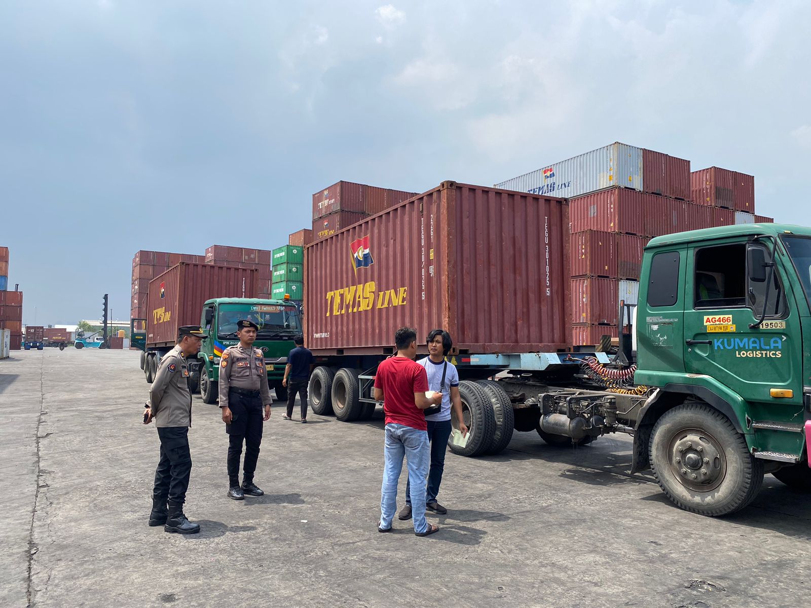 Pastikan Distribusi Logistik Pemilu 2024  Aman, Polres Pelabuhan Tanjung Perak  lakukan Pengawalan