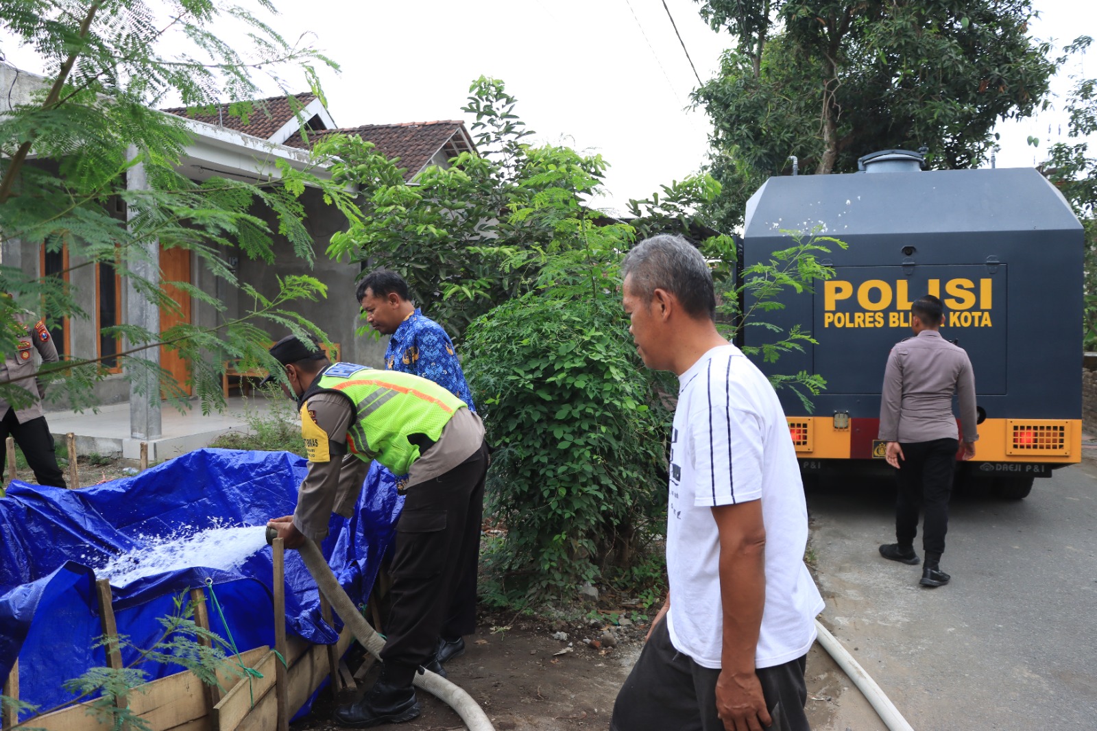 Kendaraan Taktis Polres Blitar Kota Berubah Fungsi Bantu Masyarakat Droping Air Bersih