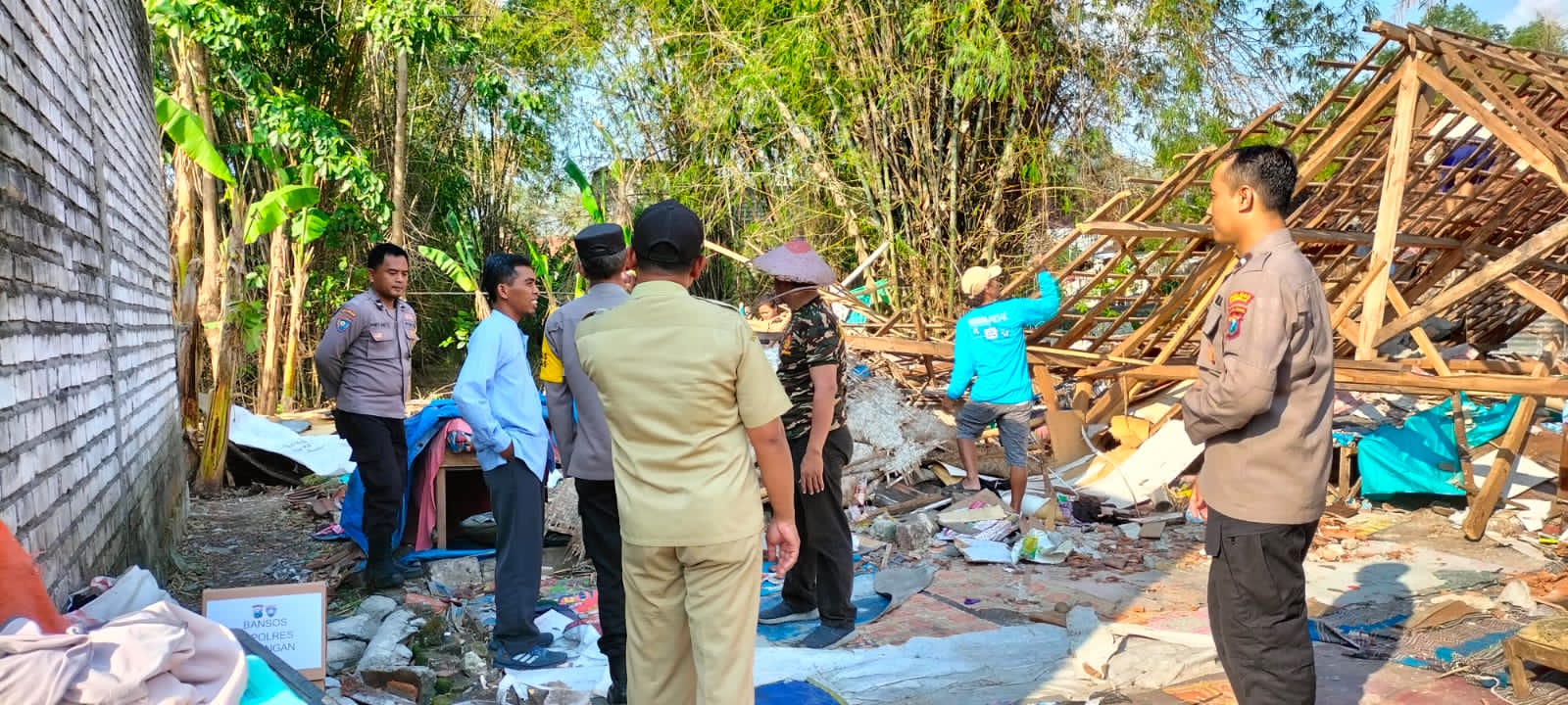 Polres Lamongan Bantu Bangun Rumah Warga yang Ambruk Terdampak Puting Beliung