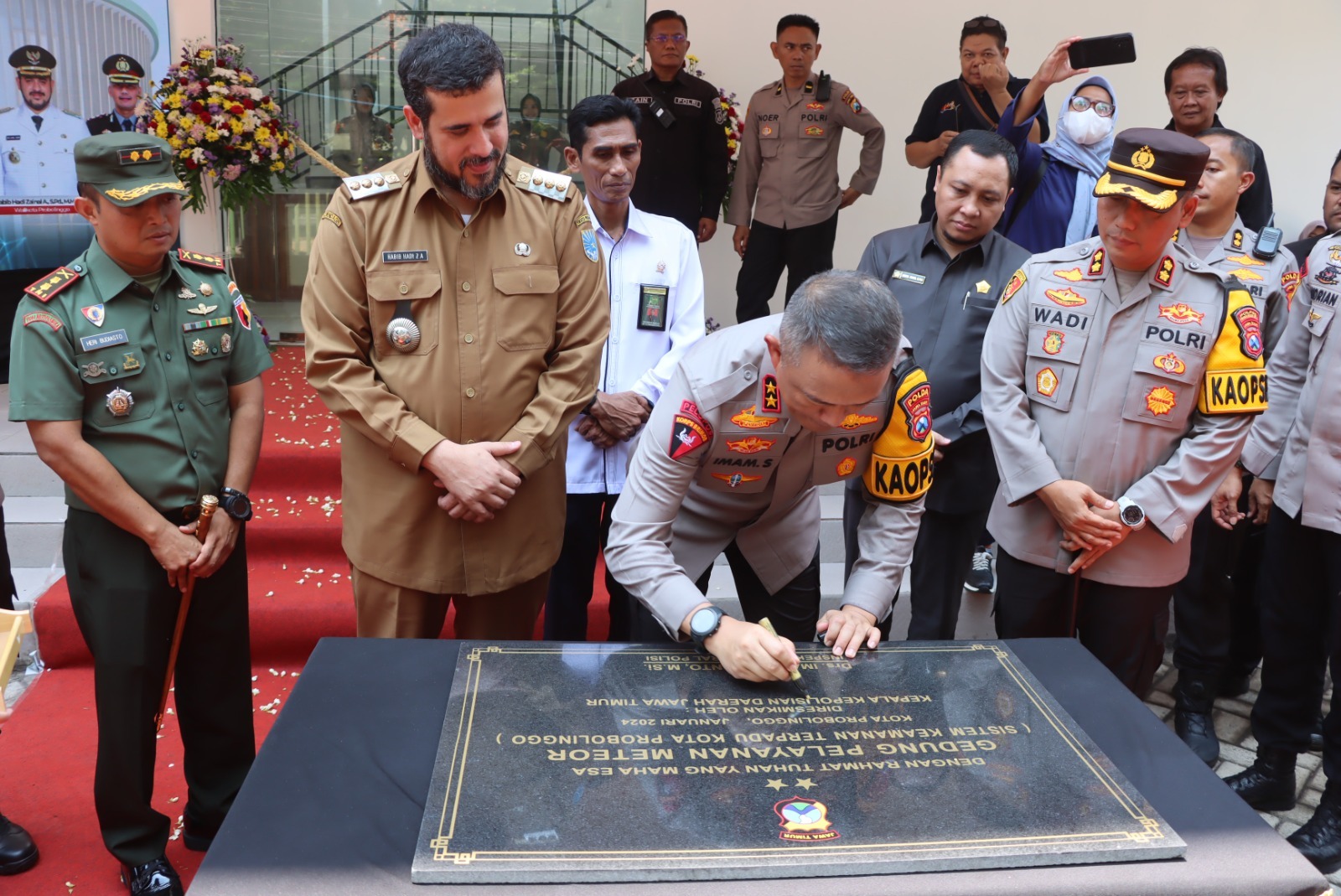Kapolda Jatim Resmikan Gedung Meteor dan Polsubsektor Kedopok Polres Probolinggo Kota