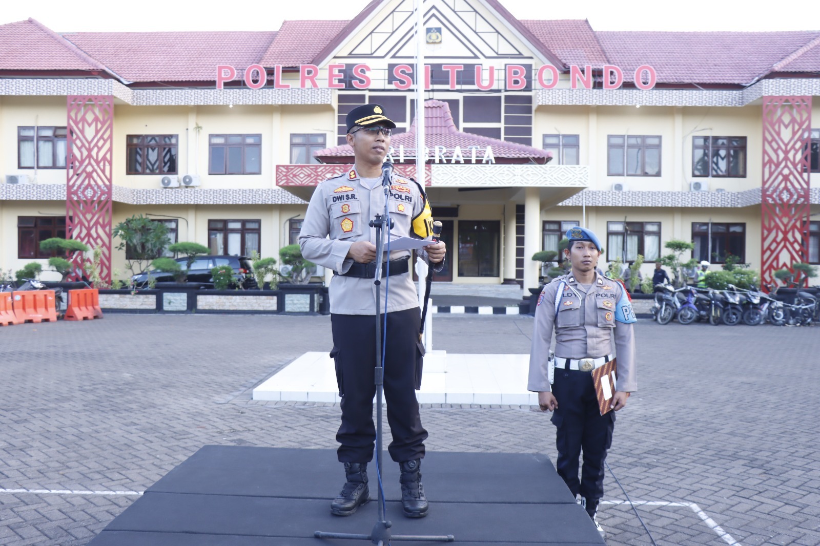 Polisi Terjunkan Ratusan Personel Gabungan, Perayaan Malam Tahun Baru 2024 di Situbondo Berlangsung Kondusif