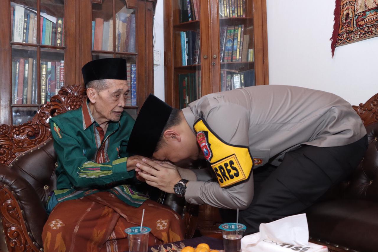 Kapolres Lamongan Sambangi Ketua MUI dalam Silaturahmi Perkenalan