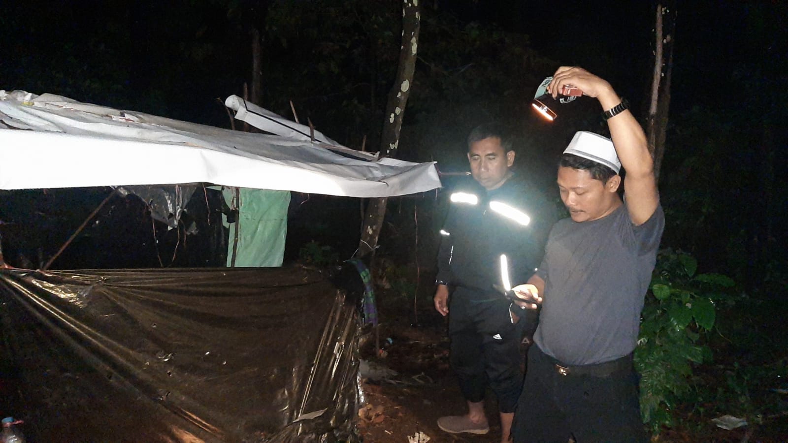 Gercep, Polisi Evakuasi Seorang Kakek yang Tinggal di Tengah Hutan Pinus Bondowoso