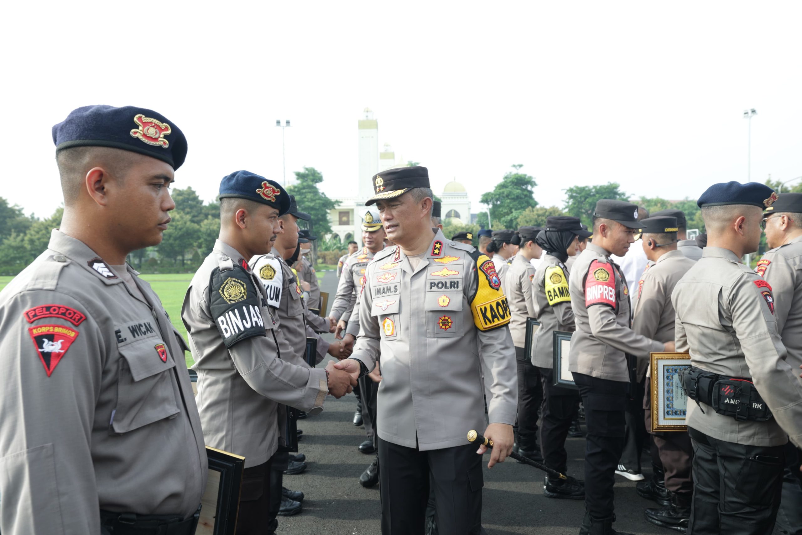 Kapolda Jatim Berikan Penghargaan Kepada 56 PNS dan Personel Polri yang Berprestasi