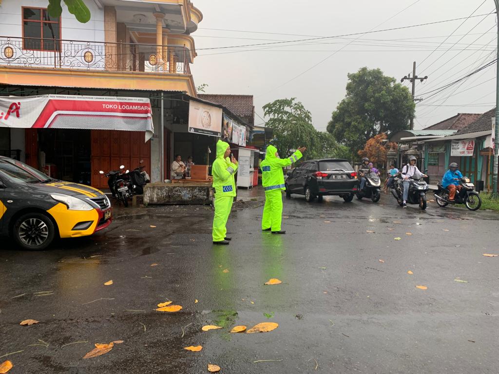 Gerak Cepat Polisi dan TNI Bantu Tangani Pohon Tumbang, Jalan Raya Gondang Tulungagung Kembali Normal