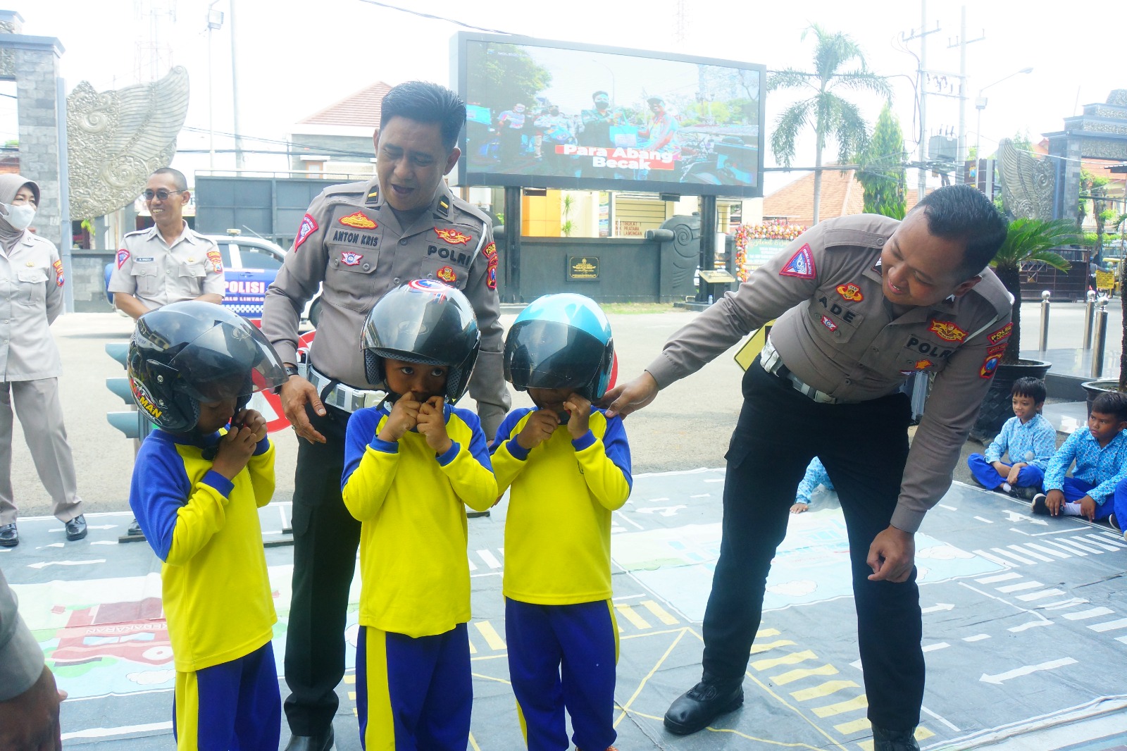 Unit Kamsel Polres Lamongan Berikan Edukasi Tertib Berlalu Lintas Sejak Dini Kepada Siswa PAUD