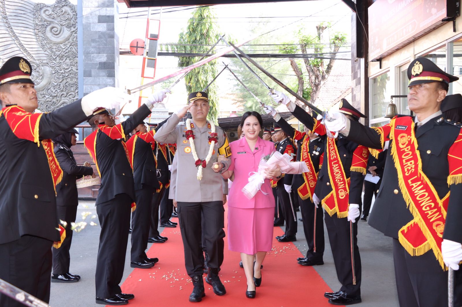 Polres Lamongan Gelar Tradisi Penyambutan Dan Farewell Parade Serah Terima Jabatan Kapolres Lamongan