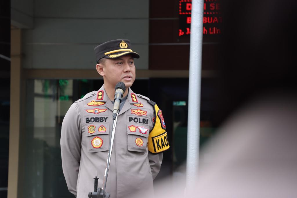 Apel Pagi Pertama Sebagai Kapolres Lamongan, Ini Arahan AKBP Bobby Kepada Anggota