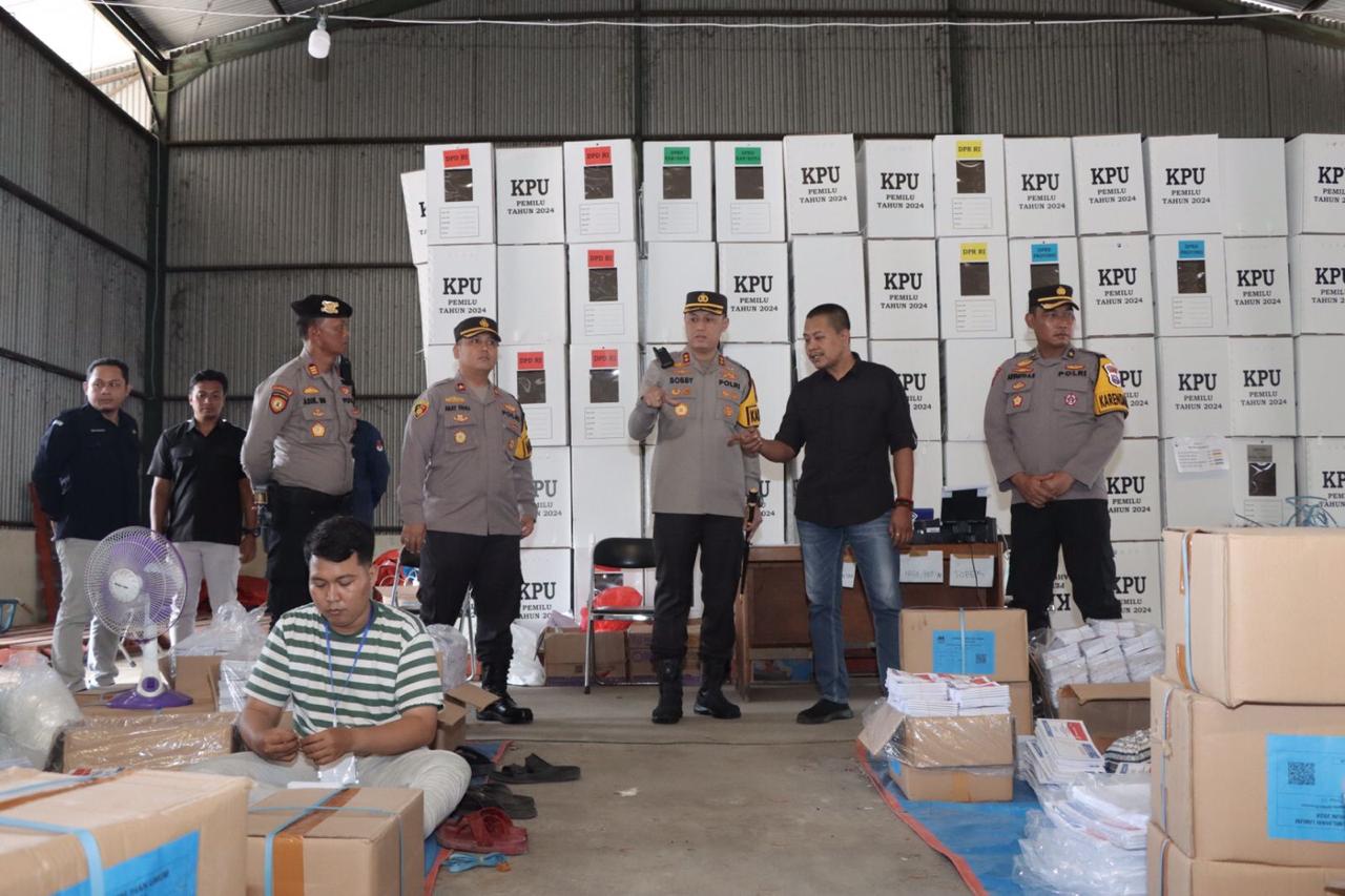 Pastikan Pemilu Aman Dan Damai, Kapolres Lamongan Cek Gudang Logistik KPU Lamongan
