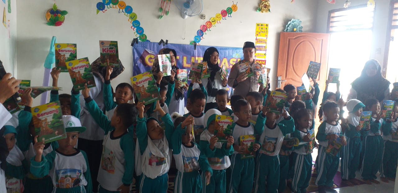 Polri Peduli Anak, Kapolsek Kalitengah Bagikan Buku Dongeng Anak