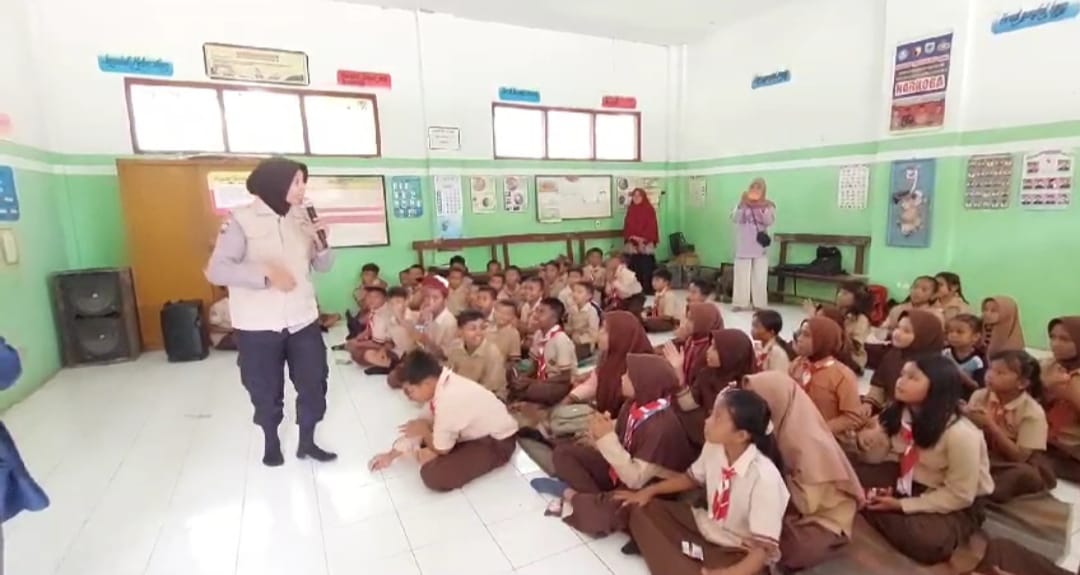 Polres Bondowoso Libatkan Tim Trauma Healing Ajak Anak – anak Lupakan Bencana Angin Puting Beliung