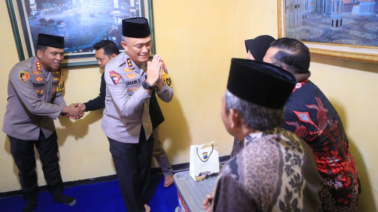 Kapolda Jatim Takziah ke Rumah Duka Anggota PPS, Turut Belasungkawa dan Beri Santunan