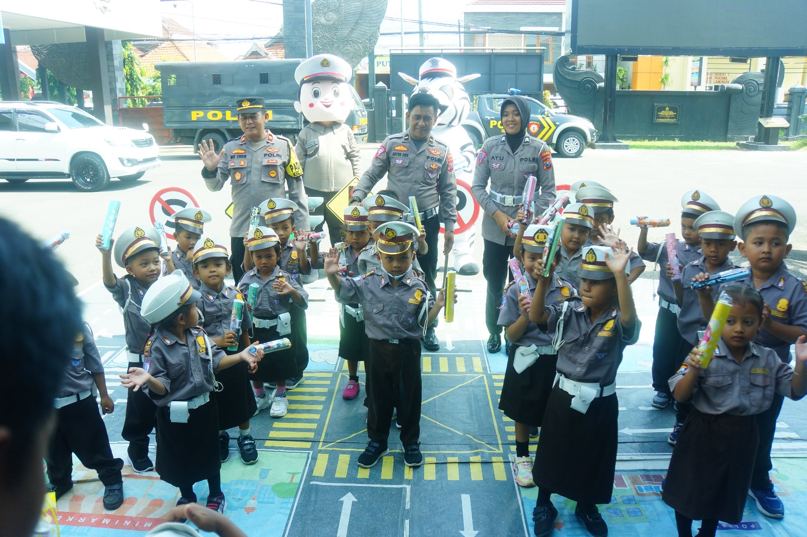 Unit Kamsel Satlantas Polres Lamongan Ajak TK Bhayangkari Sambeng untuk Polsanak