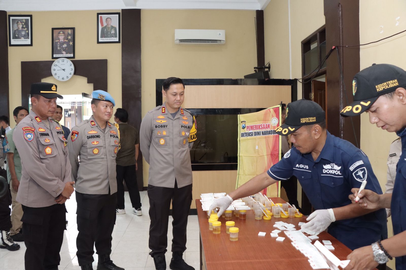 Kapolres Lamongan Tes Urin bersama Anggota, Guna Kesiapan Hadapi Pemilu 2024 Aman Dan Damai
