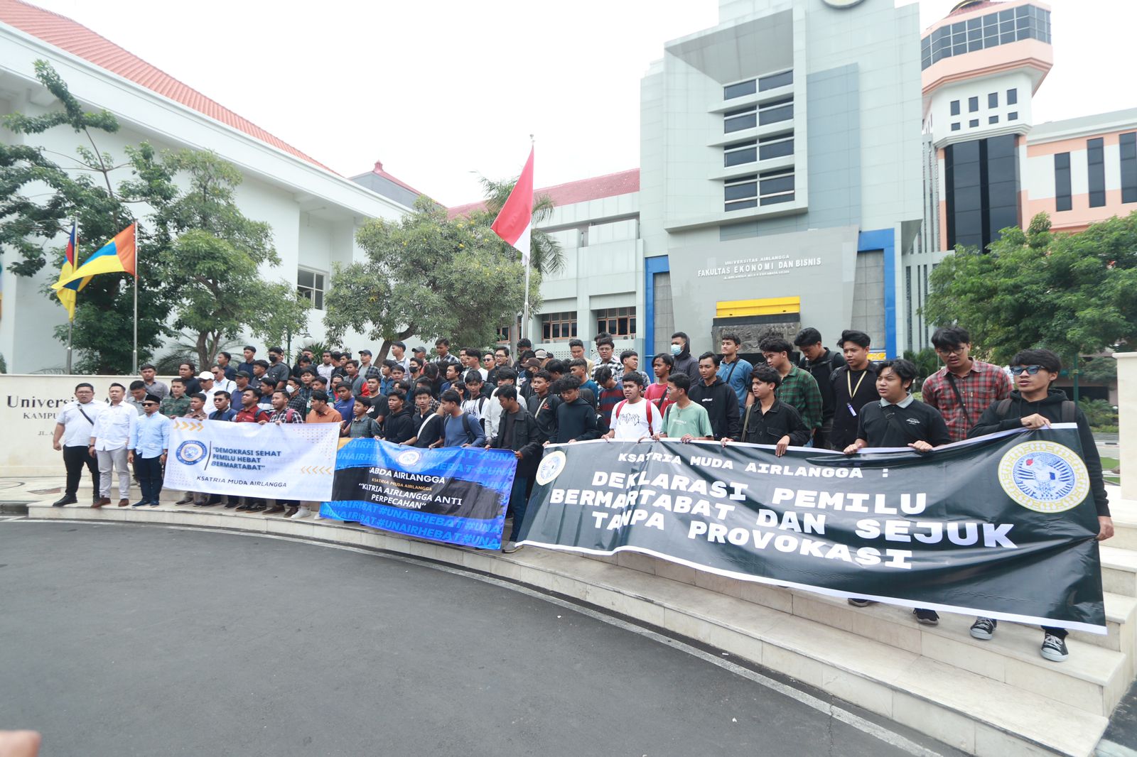 Suarakan Pemilu Bermartabat Tanpa Provokasi Ratusan Mahasiswa di Surabaya Gelar Deklarasi