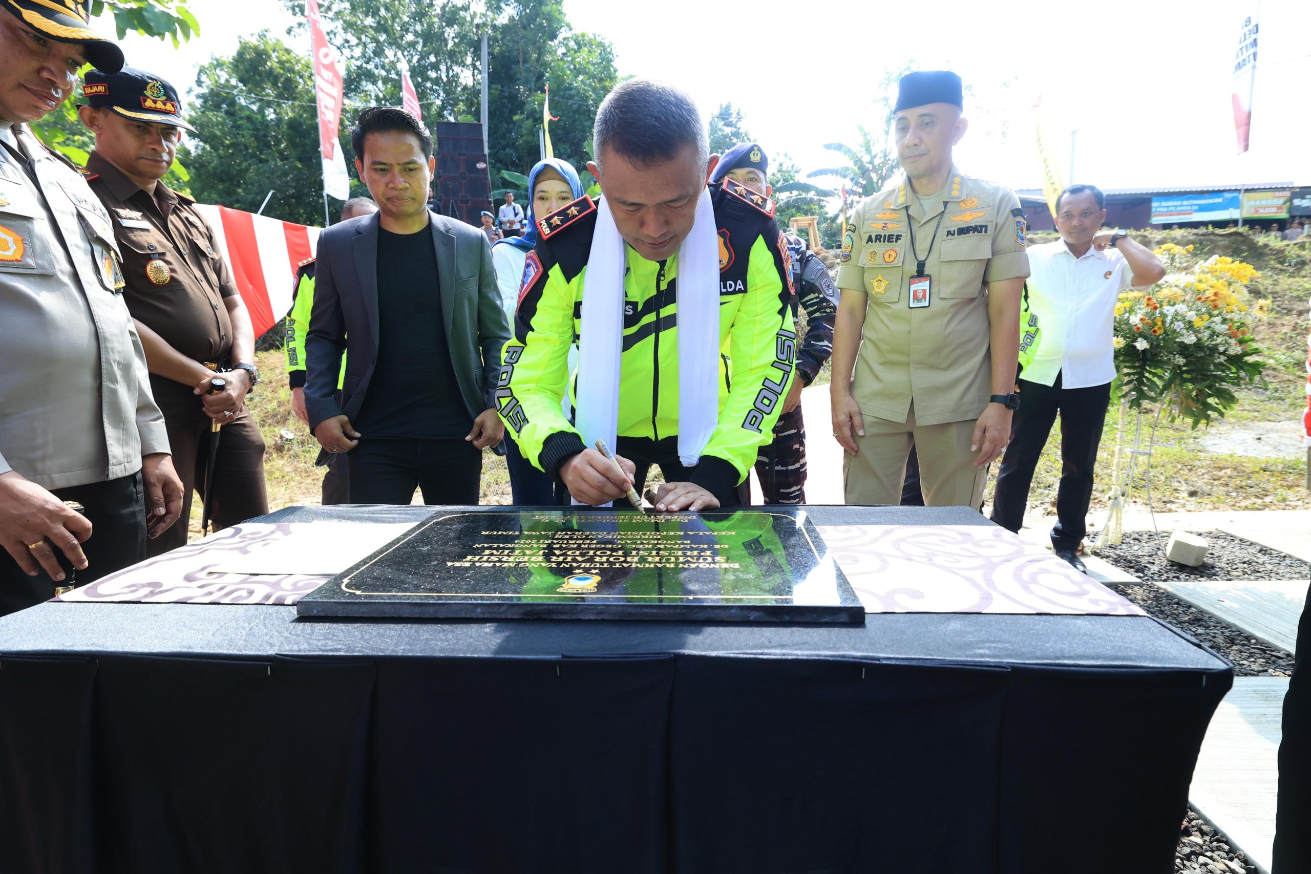 Kapolda Jatim Resmikan Sumur Bor Presisi dan Beri Bantuan Sosial di Bangkalan