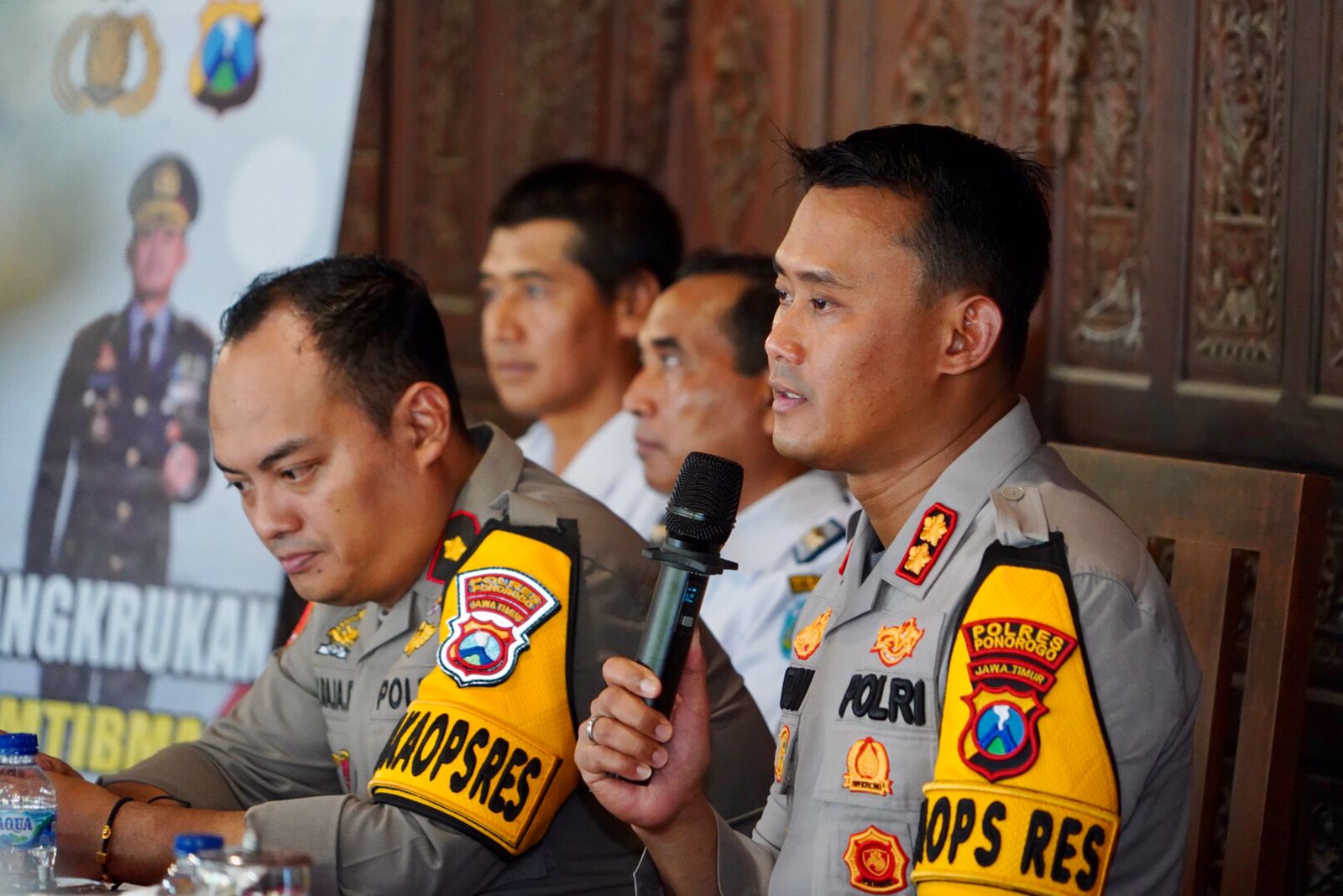 Gelar Cangkrukan Bersama Warga Balong, Polres Ponorogo Laksanakan Cooling System Pasca Coblosan Pemilu 2024