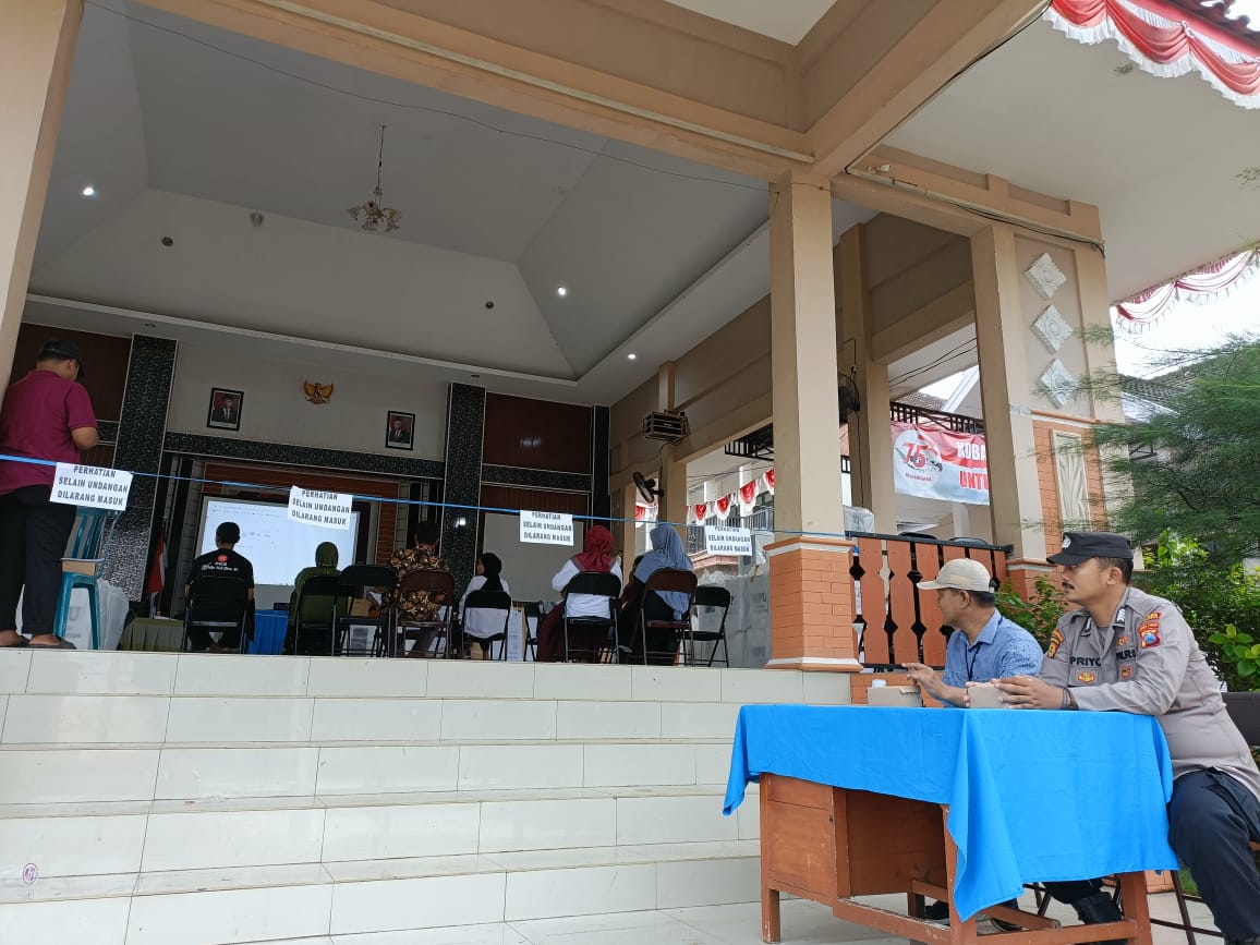 Kapolsek Brondong Lanjutkan Pengamanan Pleno Terbuka PPK Kecamatan Brondong
