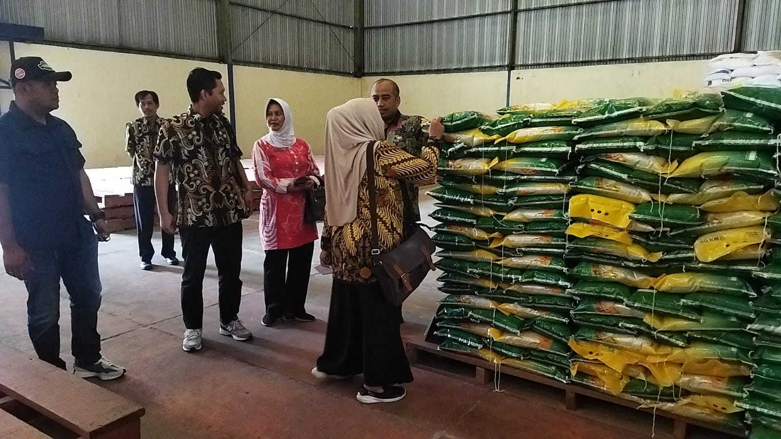 Cek Ketersediaan Beras, Polres Bojonegoro Bersama Tim TPID Sidak Gudang Bulog dan Penggilingan Padi