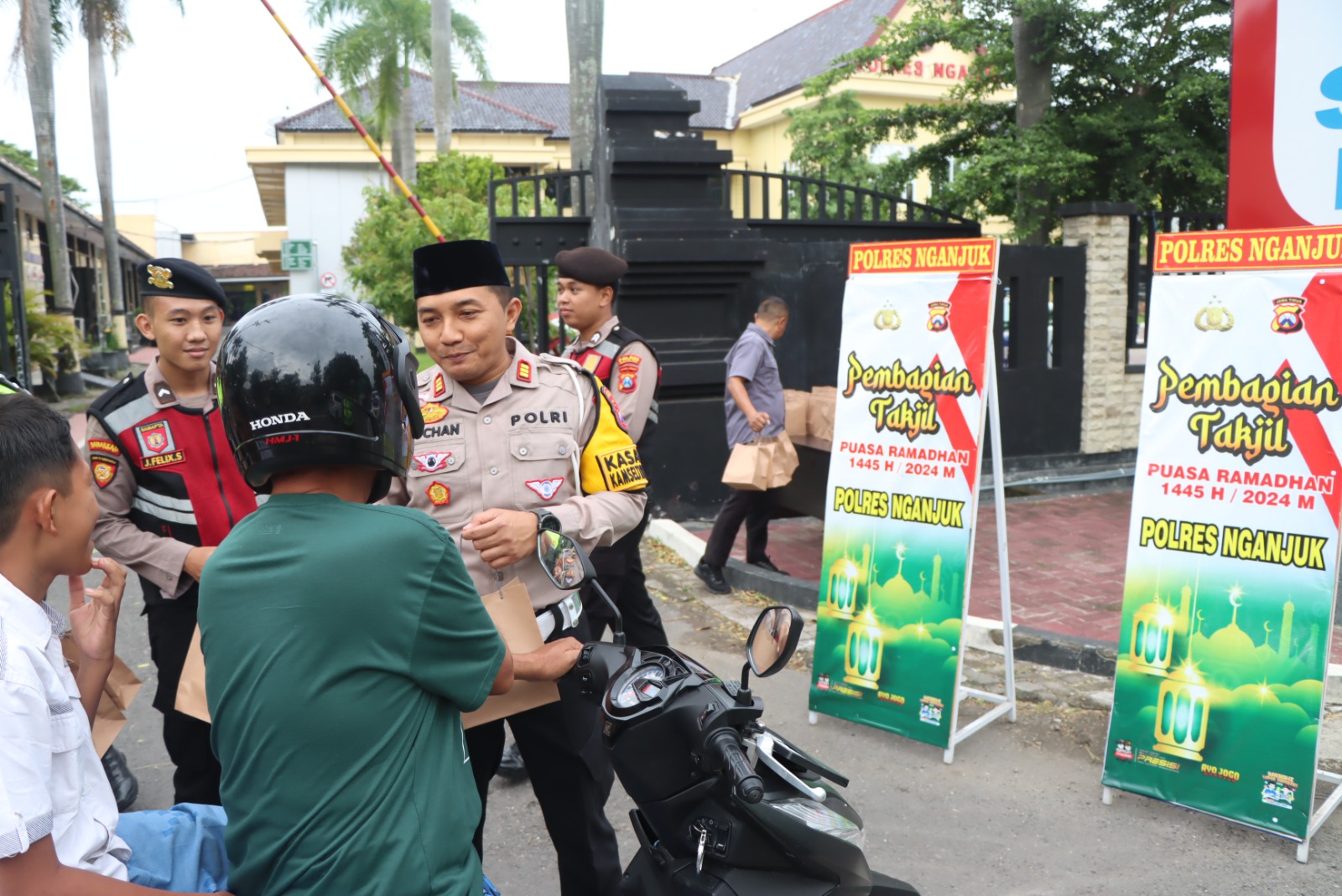 Hari Pertama Puasa Ramadhan, Polres Nganjuk Berbagi Takjil untuk Pengguna Jalan