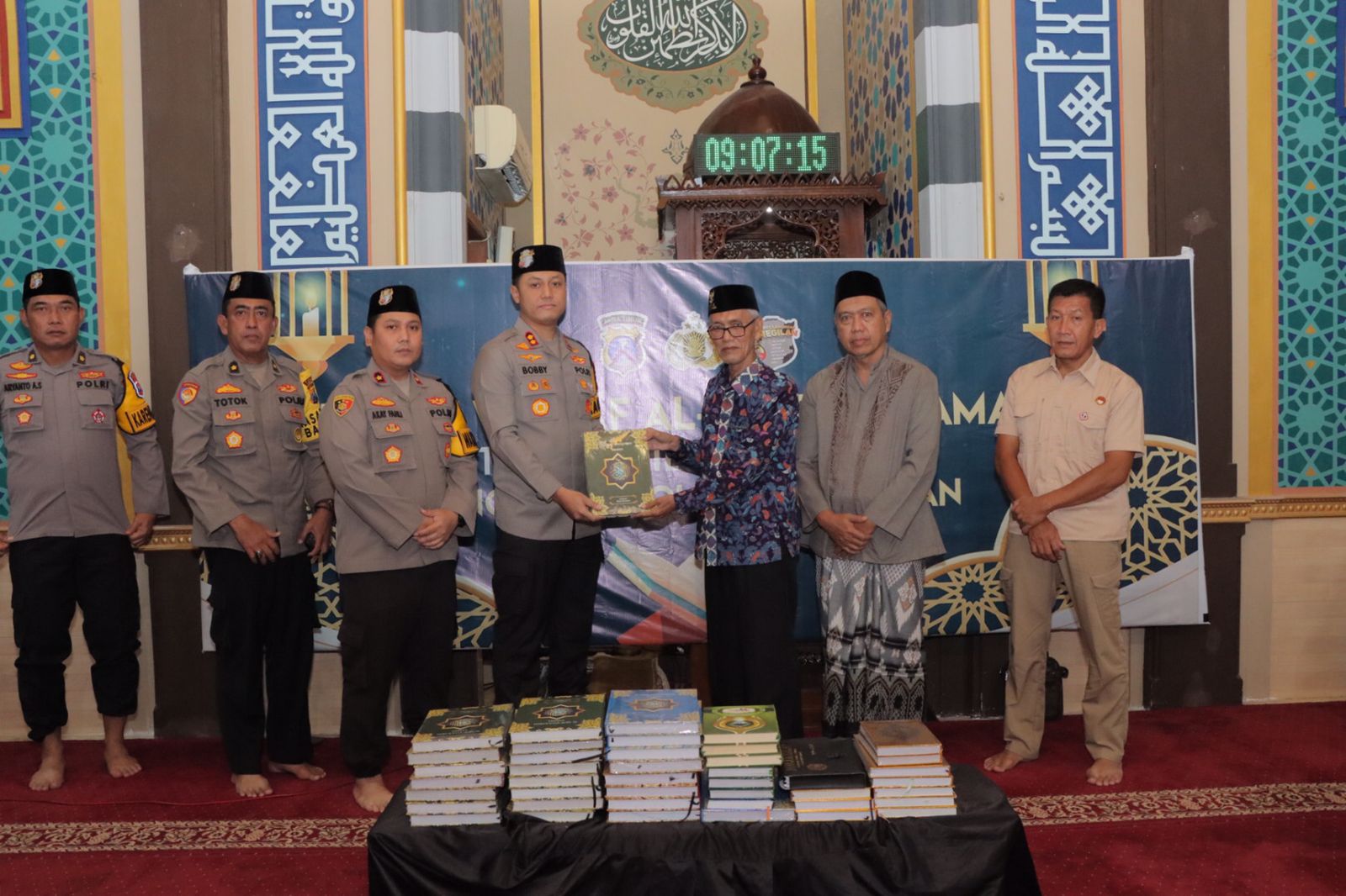 Polres Lamongan Gelar Binrohtal Sekaligus Waqaf 973 Al-Qur’an Ramadhan