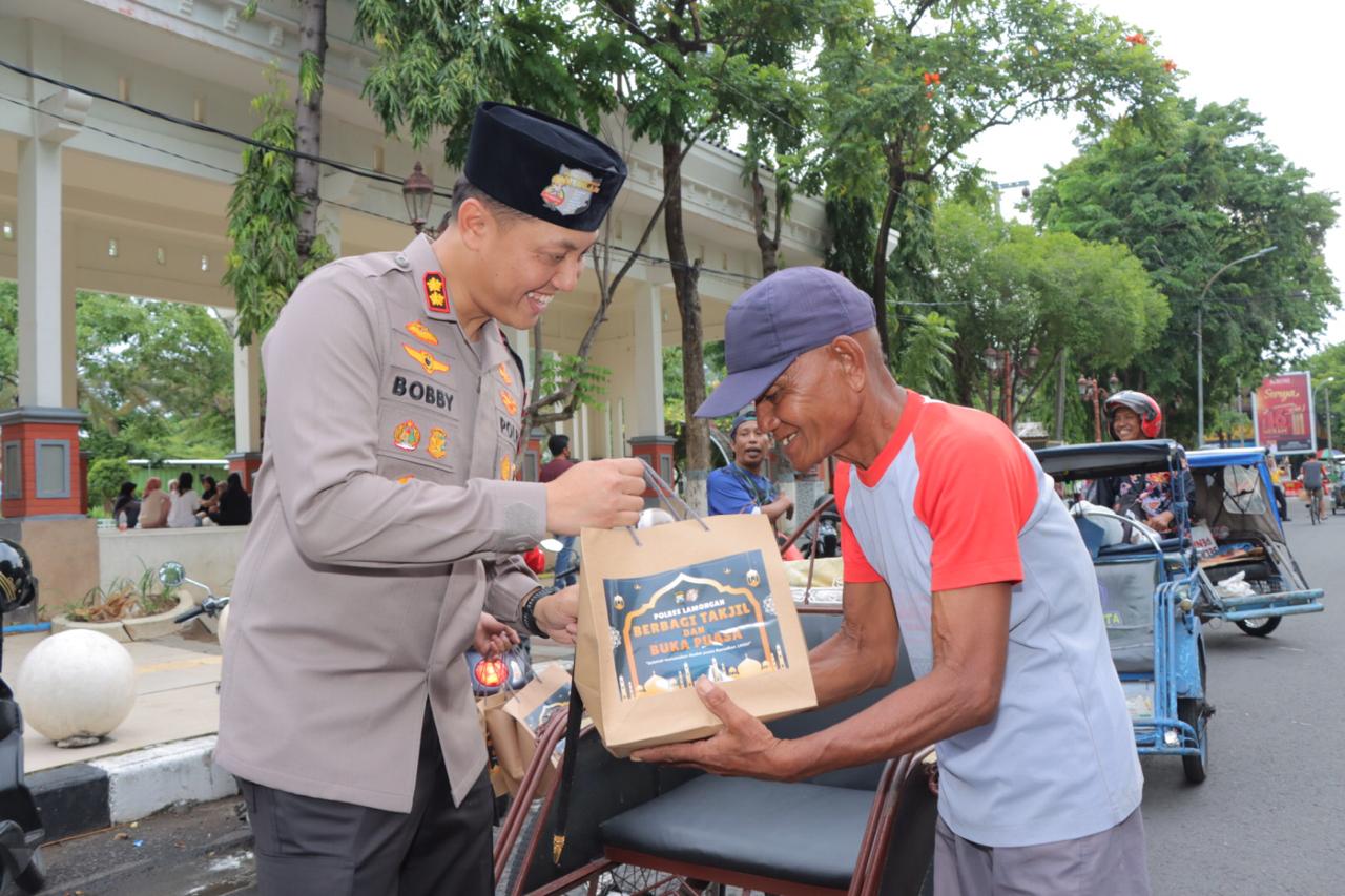 Semarak Ramadhan 1445 Hijriah: Kapolres Lamongan Dan Bhayangkari Bagikan Ratusan Takjil Gratis