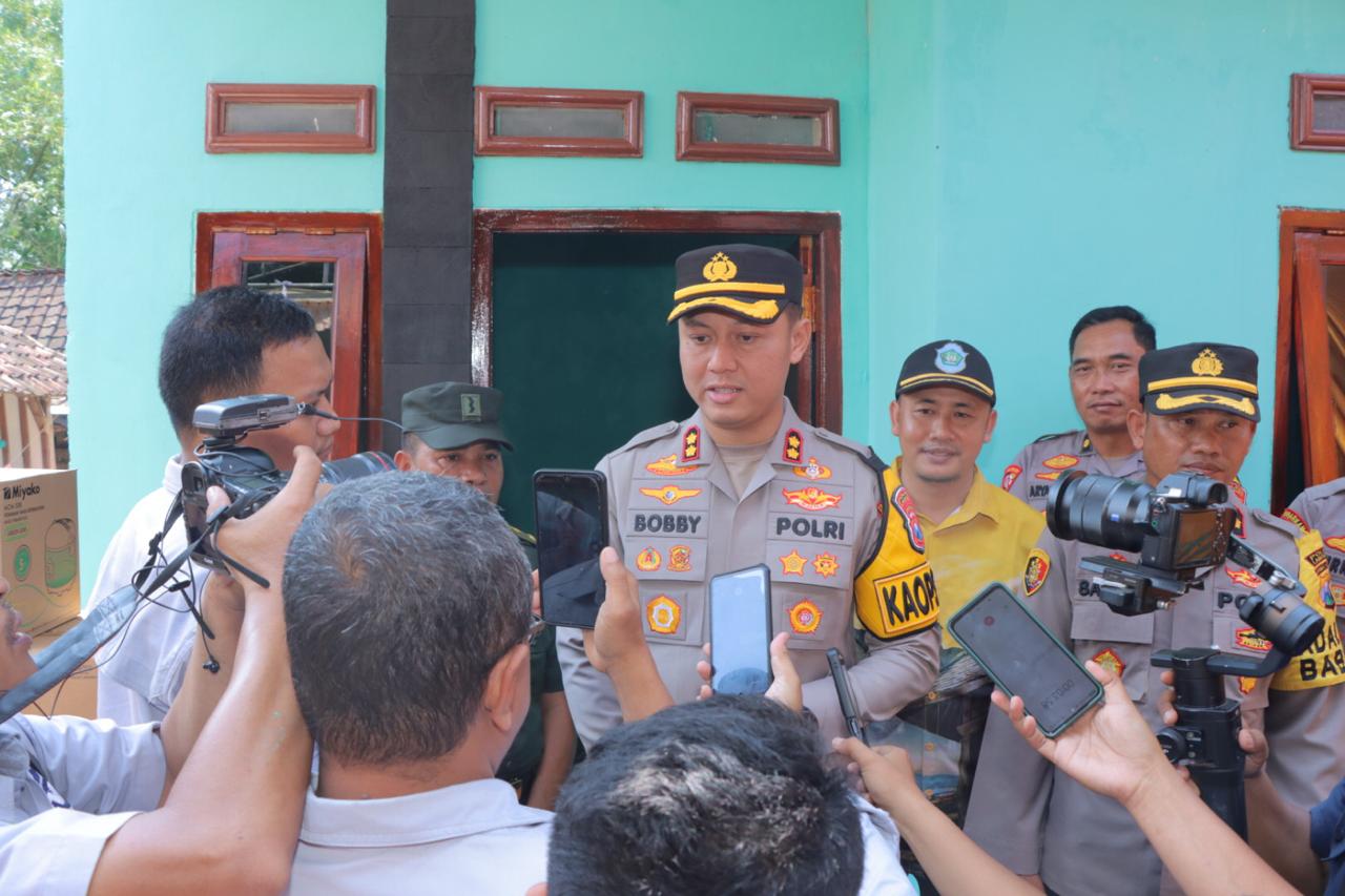 Peresmian Dan Penyerahan Bantuan Bedah Rumah Oleh Kapolres Lamongan