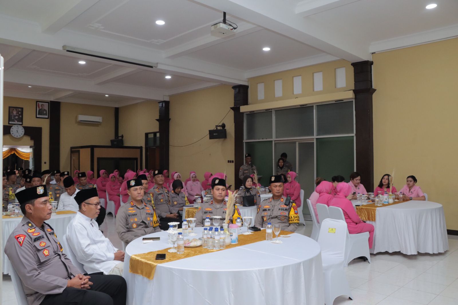 Kapolres Lamongan Ajak Kapolsek Jajaran Dan Bhayangkari Buka Puasa Bersama