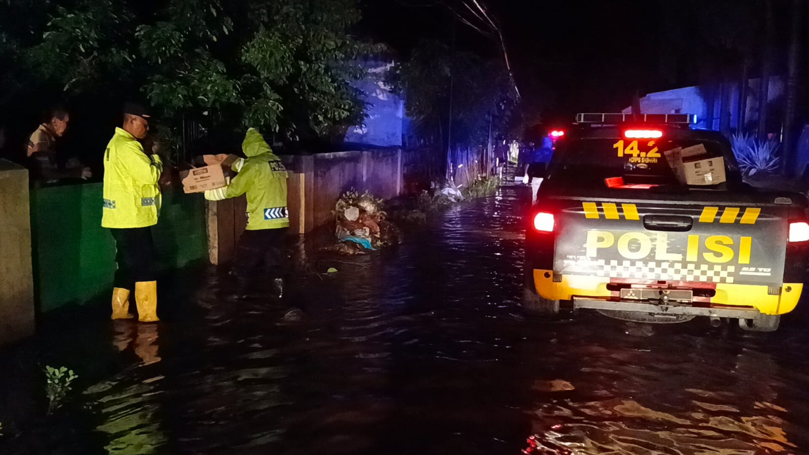 Respon Cepat Tim Gabungan TNI-Polri dan BPBD Probolinggo Tangani Banjir di Tiga Desa Kecamatan Dringu