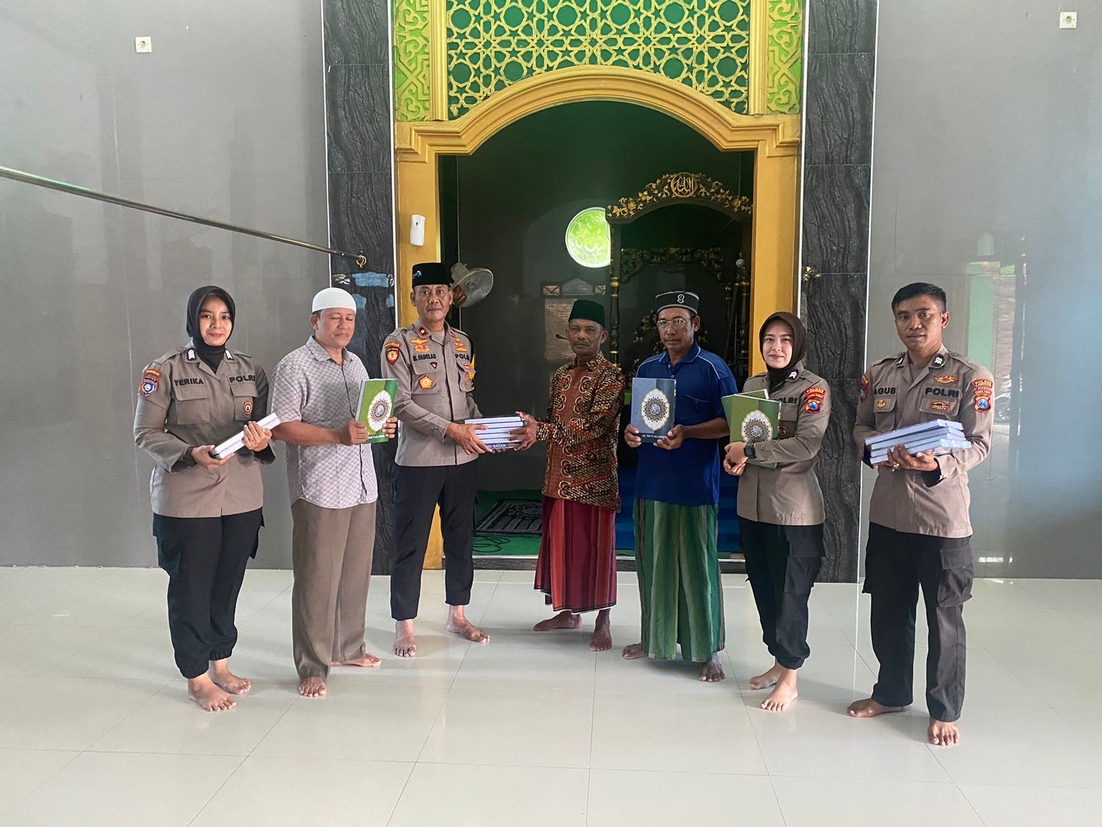 Polres Lamongan Distribusikan Alquran Dalam program 1 Anggota 1 Alquran