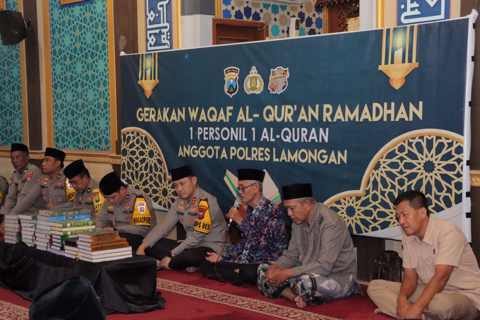 Sambut Ramadhan Polres Lamongan Waqaf 973 Al-Qur’an ke Masjid dan Mushola