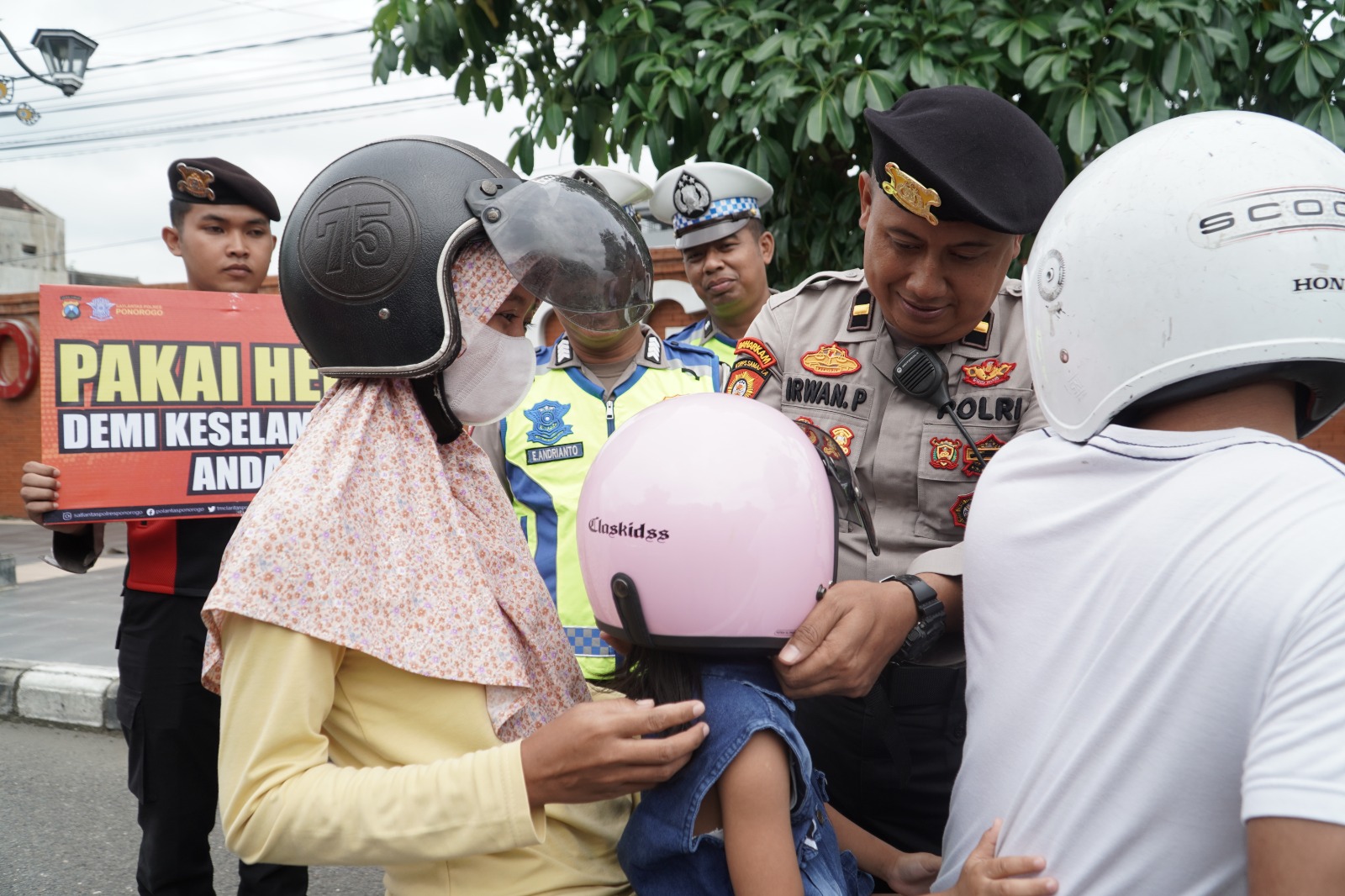 Beri Helm Gratis Pengendara di Operasi Keselamatan Semeru 2024, Polres Ponorogo Ajak Warga Tertib Lalin