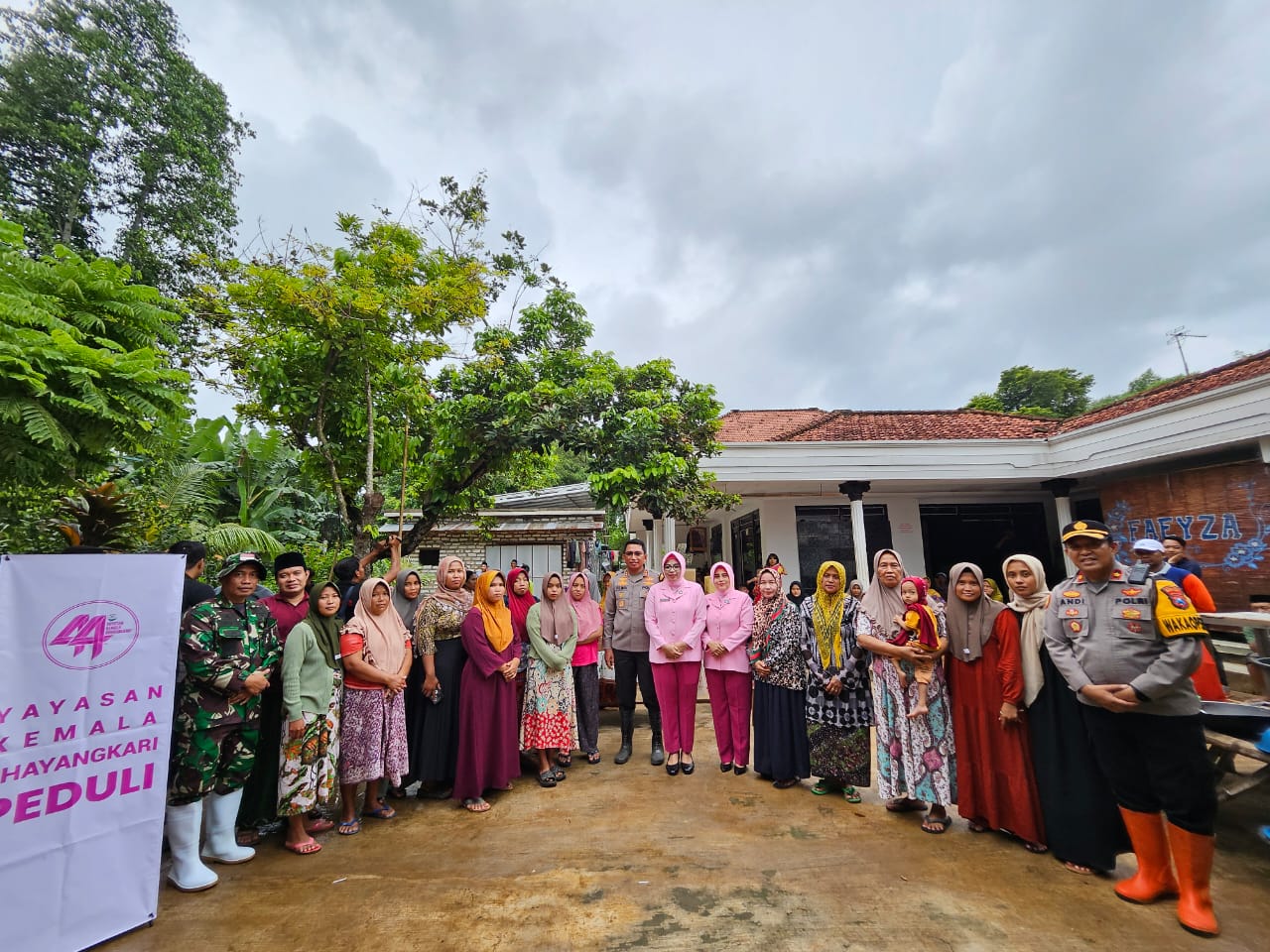 Polres Bangkalan dan Bhayangkari Salurkan Bansos untuk Warga Terdampak Banjir di Arosbaya