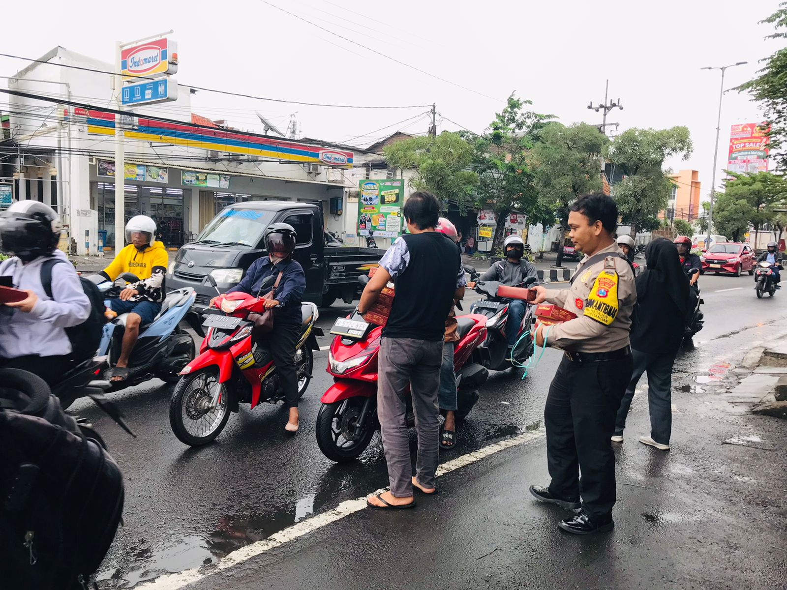 Semarakkan Bulan Ramadhan Polisi di Sidoarjo Berbagi Takjil