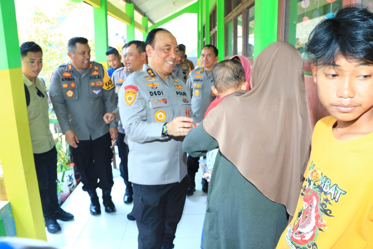 As-SDM Kapolri dan Rombongan Hibur Anak-anak Korban Banjir Demak di Posko Trauma Healing