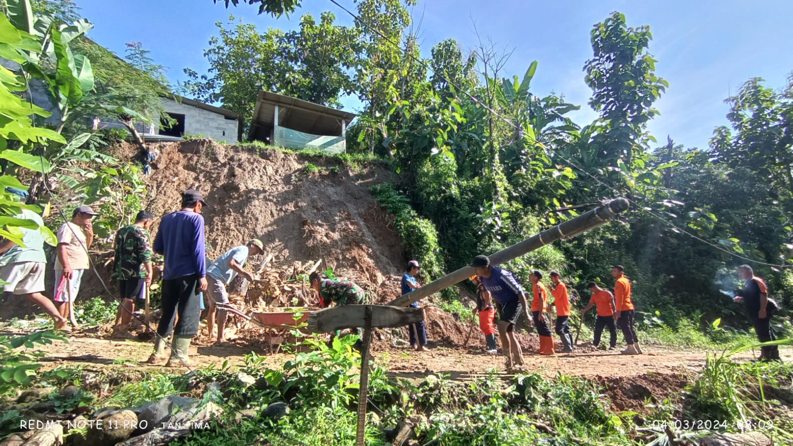 Gotong Royong, Polisi bersama TNI dan Warga Bersihkan Tanah Longsor di Magetan