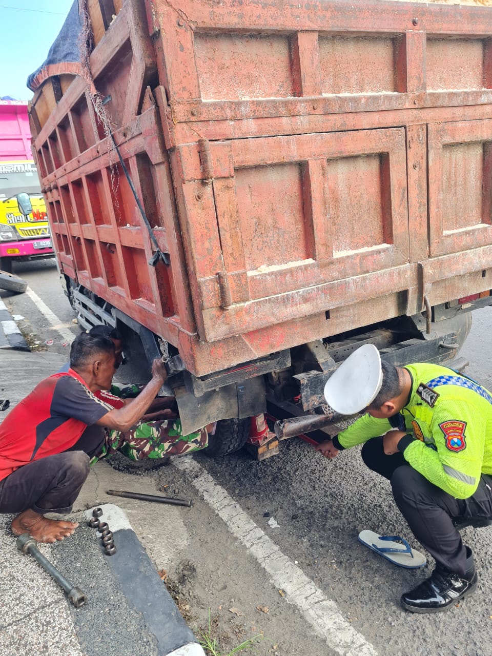 Aksi Heroik Personel Ops Ketupat Semeru Polres Lamongan Evakuasi Dan Bantu Sopir Truk Alami Ban Pecah