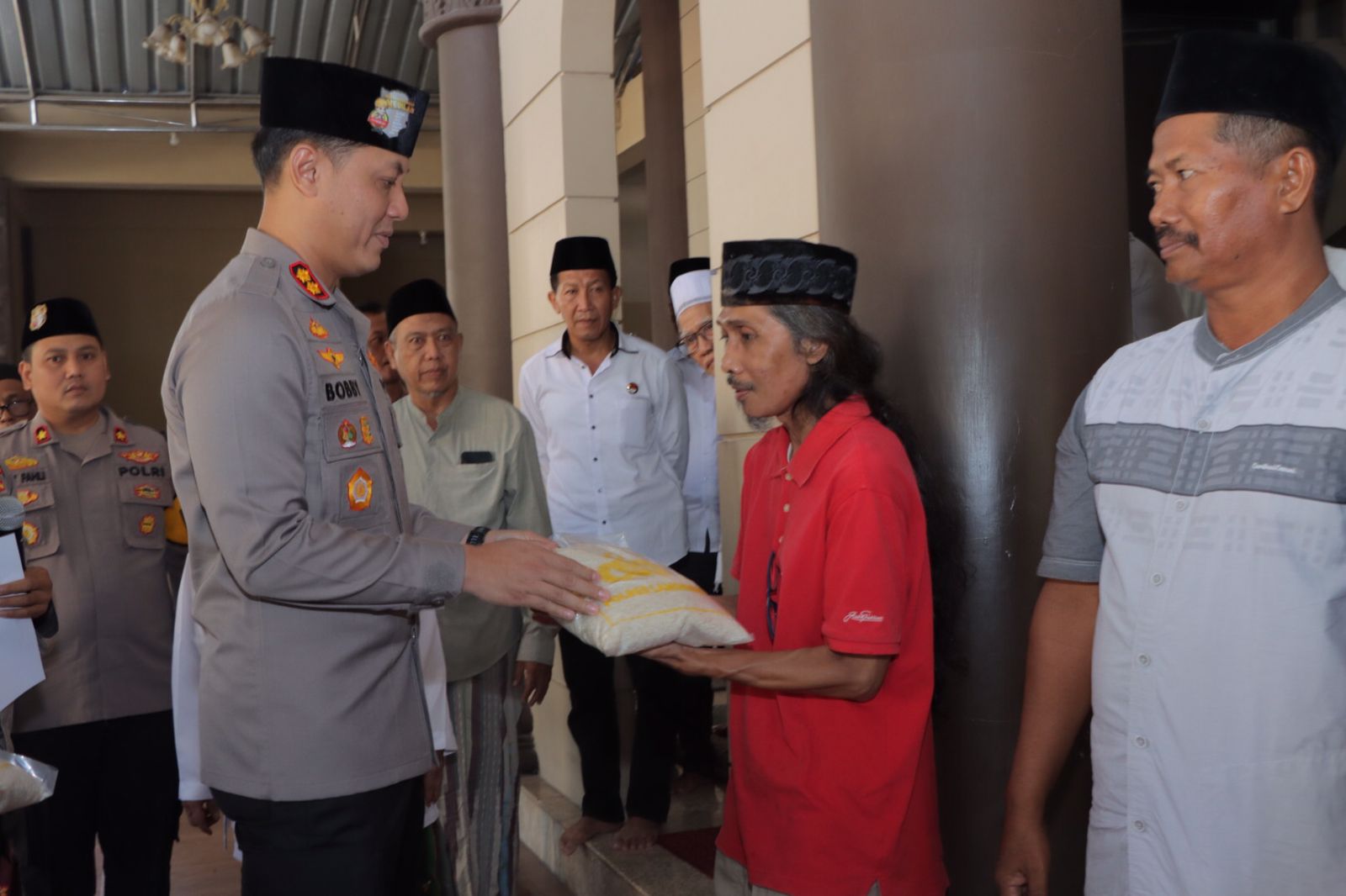 Kapolres Lamongan Serahkan Zakat Fitrah Anggota Polres kepada Takmir Masjid Al Busrah