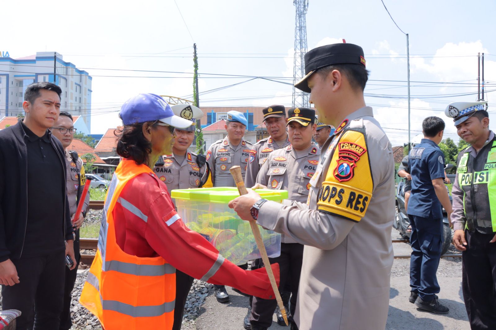 Kapolres Lamongan Lakukan Patroli Pengecekan Palang Pintu Rel Kereta Api Sebidang dalam Rangka Libur Hari Raya Idul Fitri 1445 H/2024 M