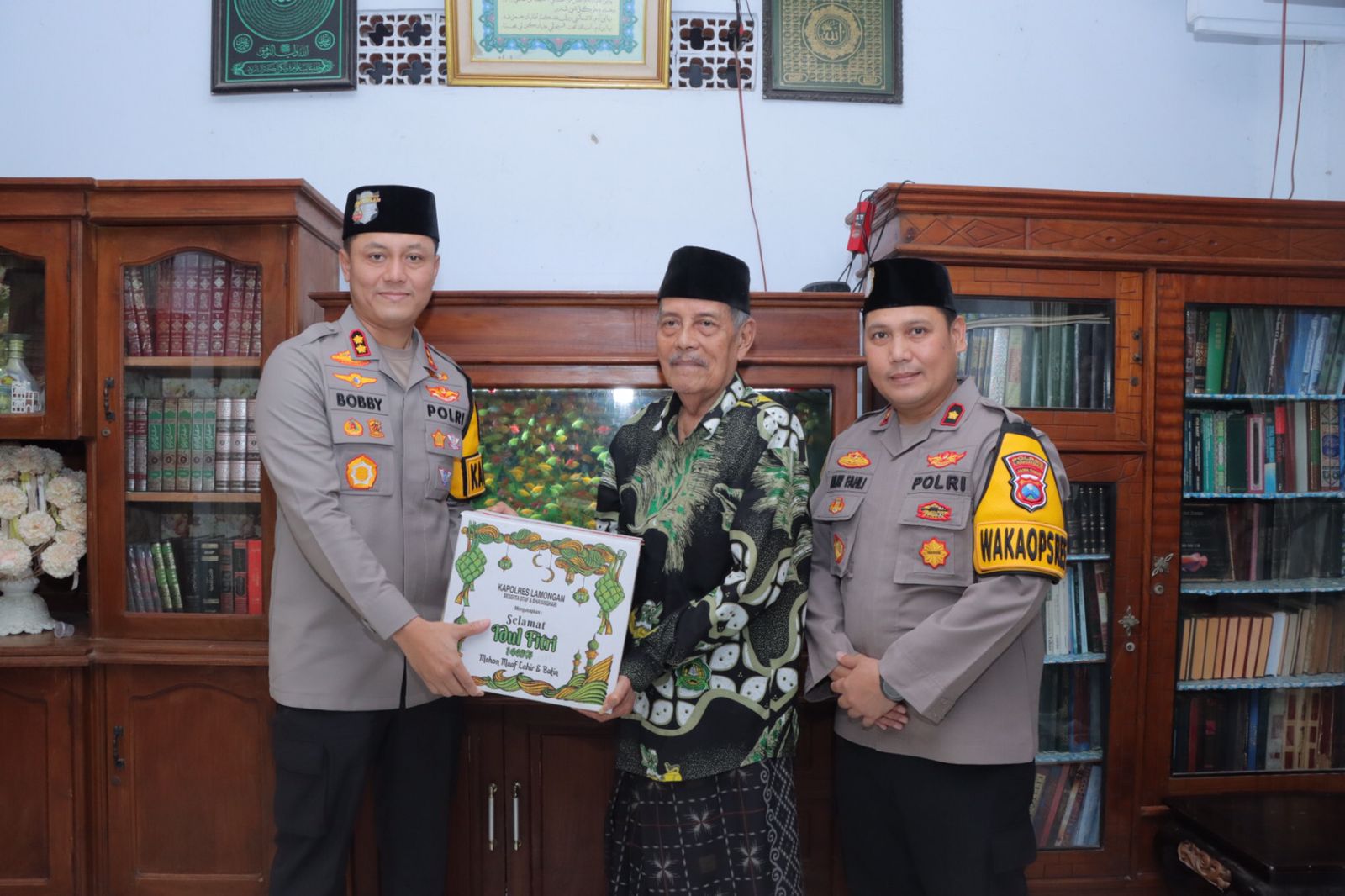 Silaturahmi Kapolres Lamongan Sekaligus Bagikan Parcel Lebaran ke Pondok Pesantren Sunan Drajat Lamongan