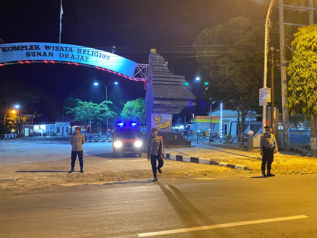 Pos PAM WBL Laksanakan Patroli di Area Parkir Makam Sunan Drajat dan Maharani Zoo And Goa Selama Ops Ketupat Semeru 2024