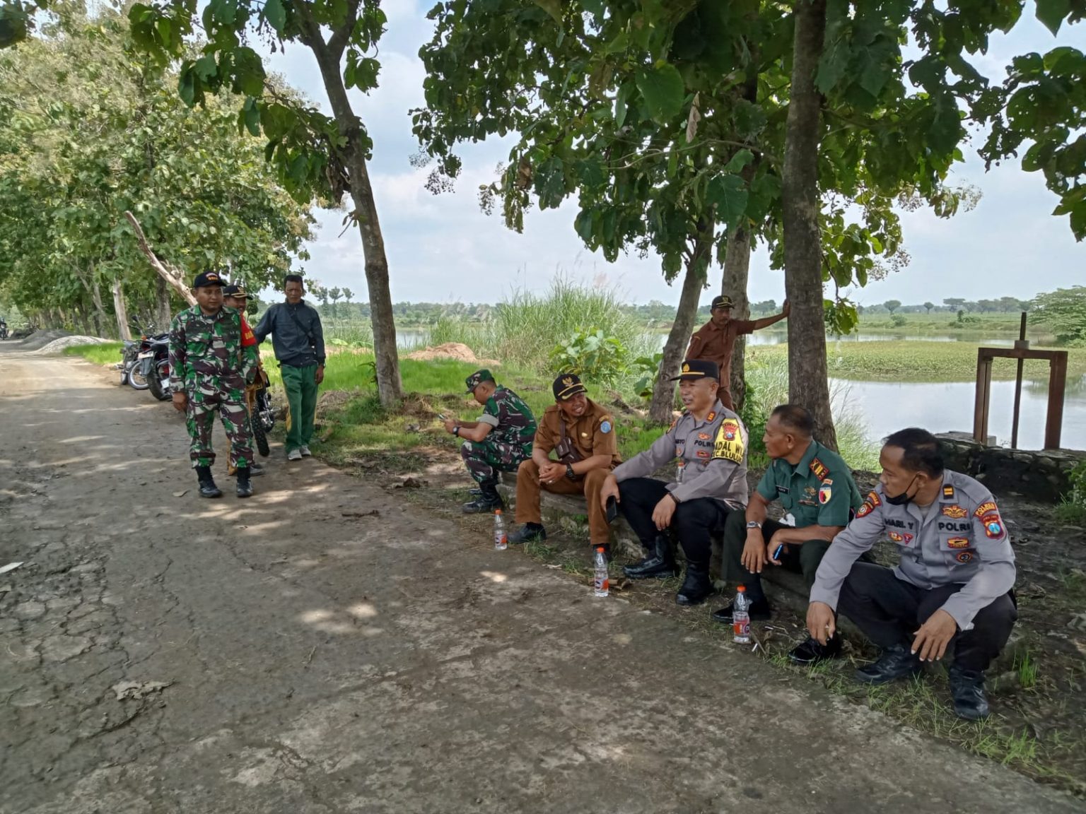 Polsek Bluluk Polres Lamongan Gelar Patroli Dialogis untuk Antisipasi Kejahatan, Himbau Warga Hindari Berita Hoax