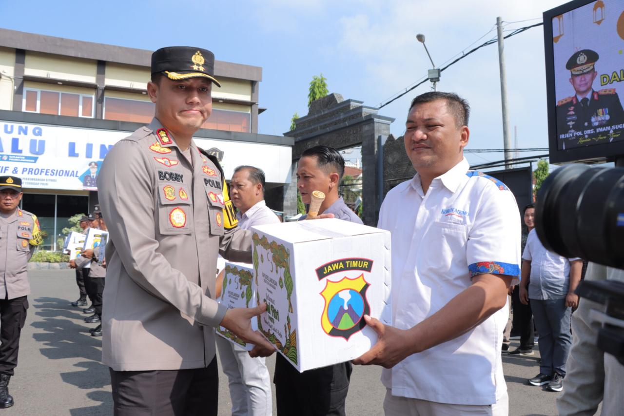 Kapolres Lamongan Bagikan Langsung Parcel Lebaran Kepada Keluarga Besar Polres Dan Mitra Polri