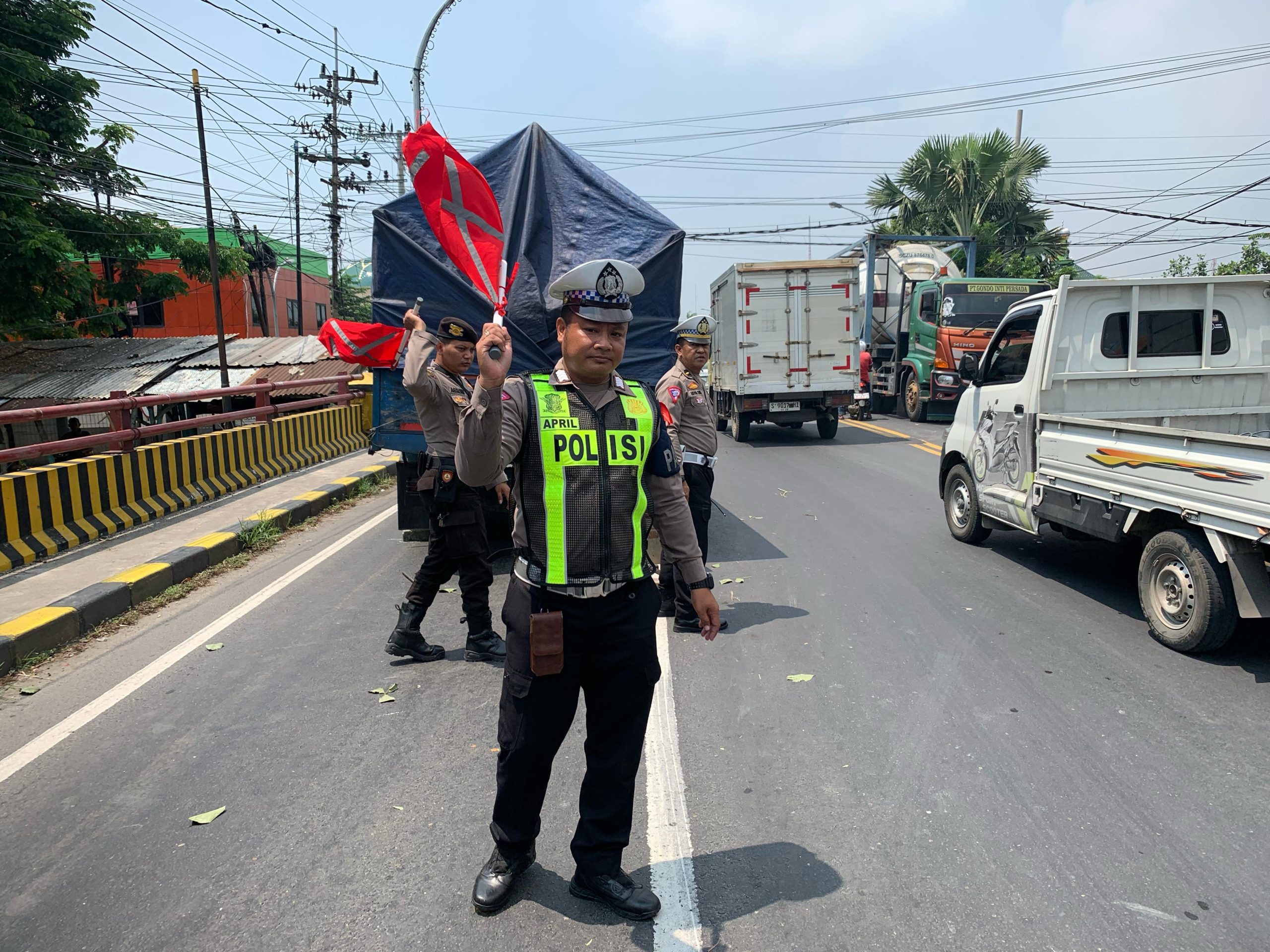 Polri Hadir Untuk Masyarakat, Satgas Ops Ketupat Semeru 2024 Polres Lamongan Bantu Sopir Truk yang Alami Patah As
